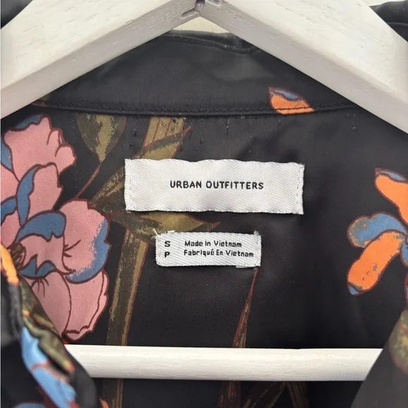 Urban Outfitters Satin Floral Button-Down Shirt S - Picture 7 of 12